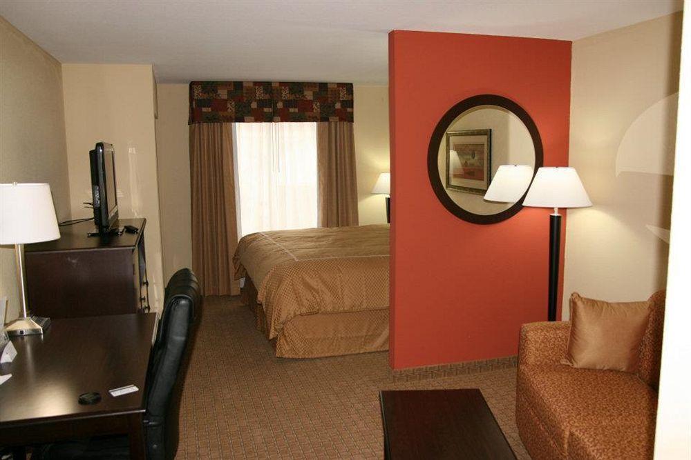 Comfort Suites Bloomington I-55 And I-74 Εξωτερικό φωτογραφία